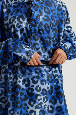 2021 MODE FUTURA: "Blue Leopard" De essentiële milieuvriendelijke regenponcho