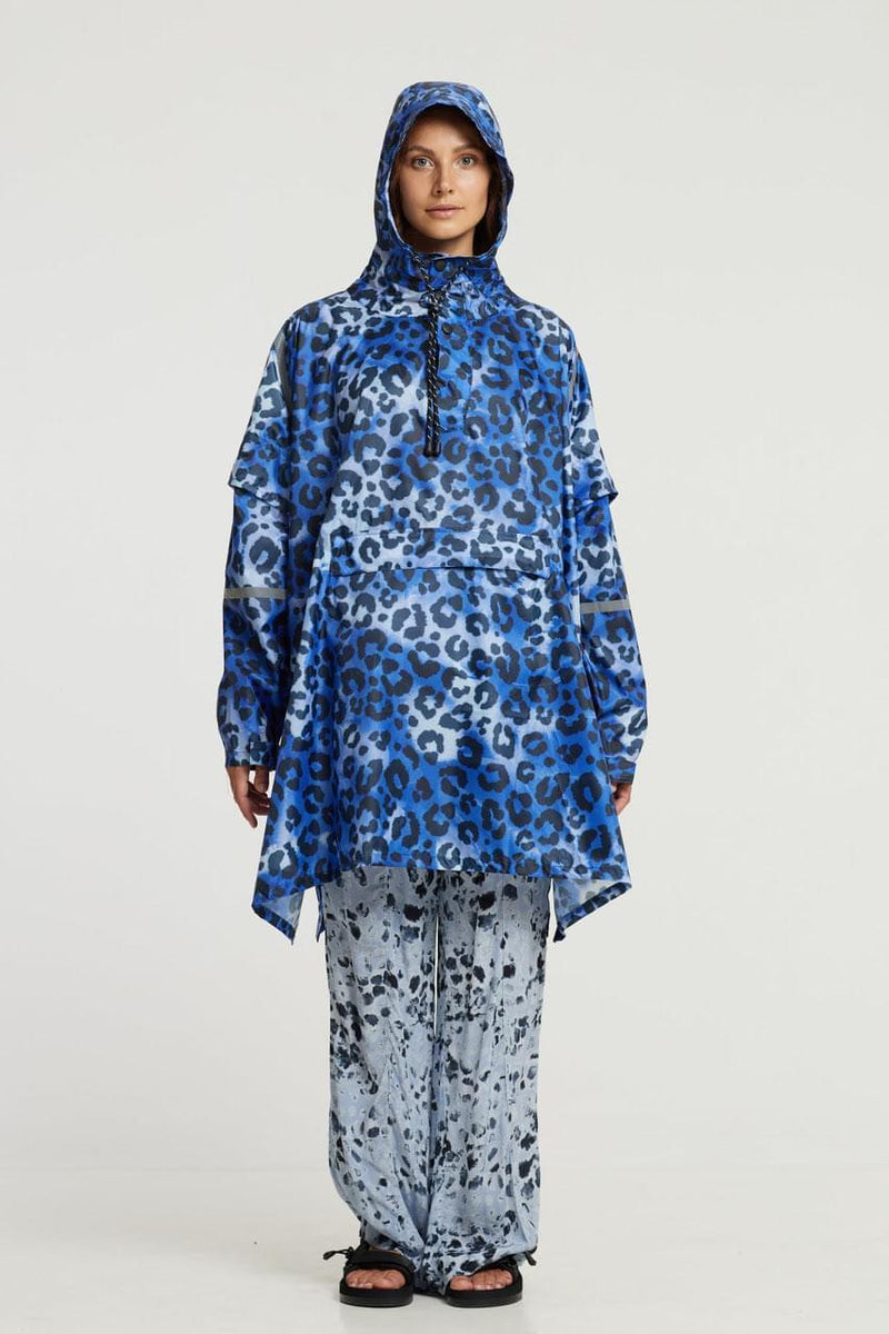 2021 MODE FUTURA: "Blue Leopard" De essentiële milieuvriendelijke regenponcho