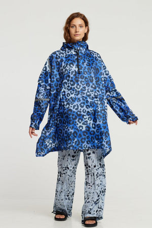 2021 MODE FUTURA: "Blue Leopard" The Essential Eco-Friendly Rain Poncho